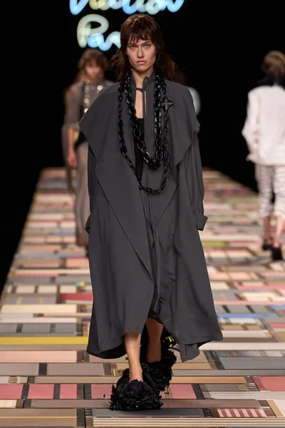 Look 10